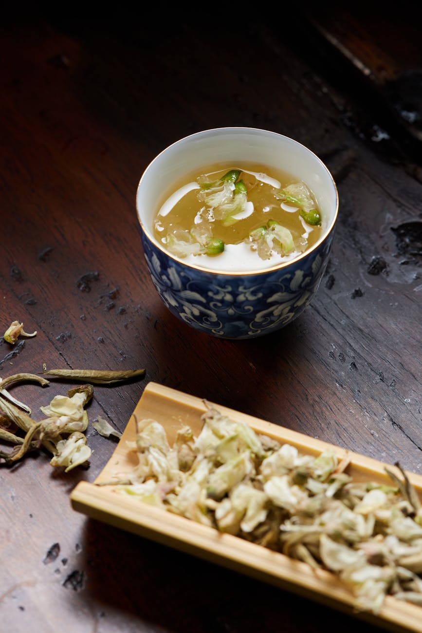 5 infusions apaisantes pour mieux dormir : camomille, verveine, passiflore, mélisse, tilleul. Découvrez comment créer un rituel du soir naturel.