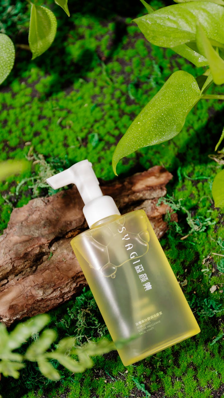 Découvrez l’acide salicylique pour la peau : propriétés anti-acné, exfoliation, soins du cuir chevelu et posologie pour une routine efficace.