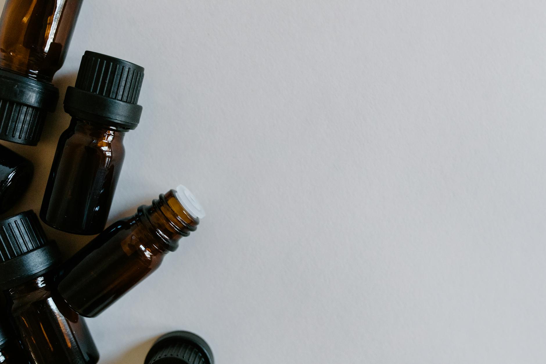 Découvrez les bienfaits de l’huile essentielle de marjolaine : stress, anxiété, sommeil, tensions nerveuses et équilibre émotionnel.